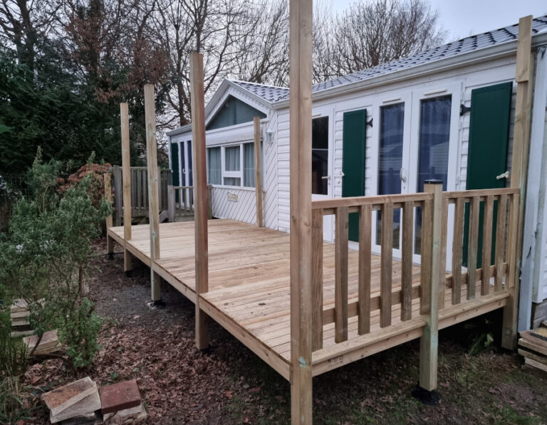 terrasse-neuve-sur-mesure-pour-mobil-home-installation-rambarde-gmh-mobilhome